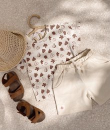  This baby top features a fig pattern print in shades of brown and beige. The short-sleeved design is made from a soft, breathable fabric and is suitable for babies aged 1-3 months up to 4-5 years.
