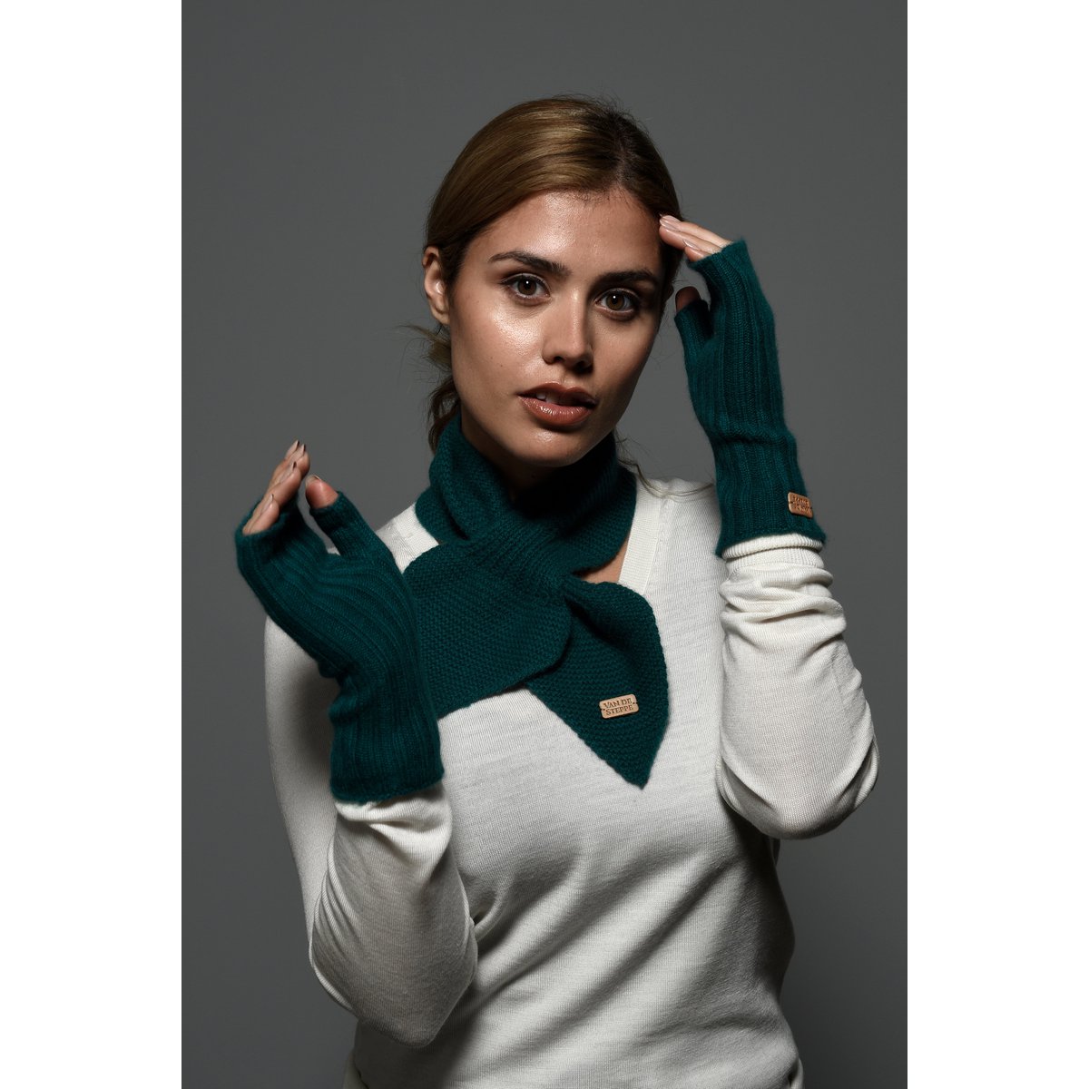"Tuul" Fingerless Cashmere Gloves