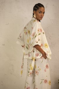 Kurzer Kimono mit tanzenden Mohnblumen