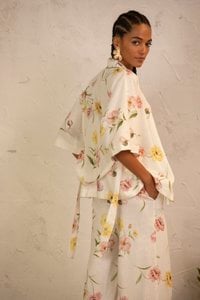 Kurzer Kimono mit tanzenden Mohnblumen