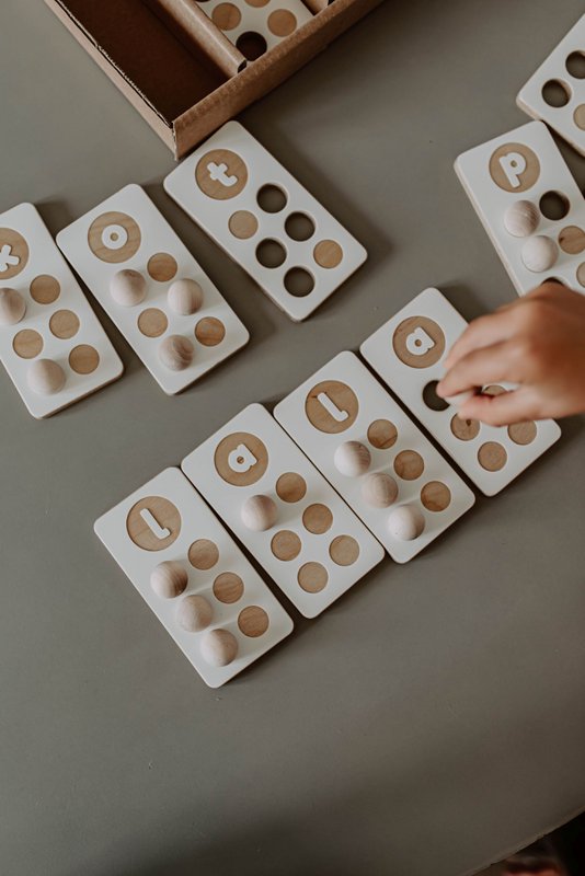 Braille et alphabet latin, jouet en bois, différentes langues
