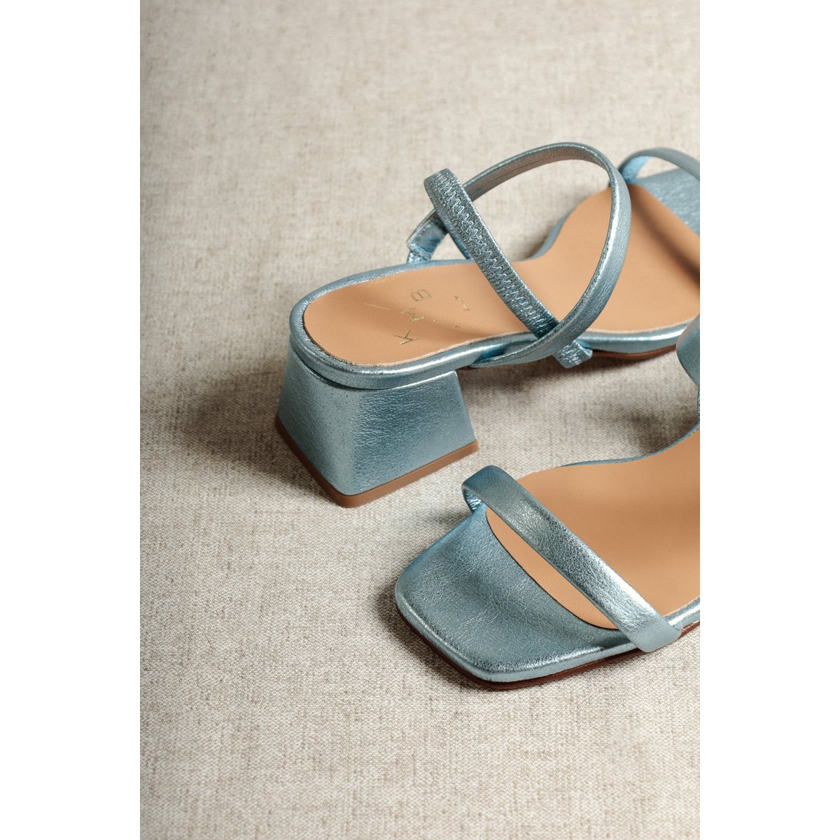 POPPY METAL BLUE – Riemchensandale mit Absatz