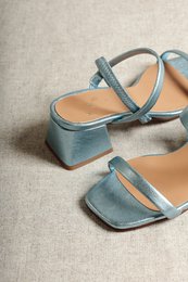 POPPY METAL BLUE – Riemchensandale mit Absatz