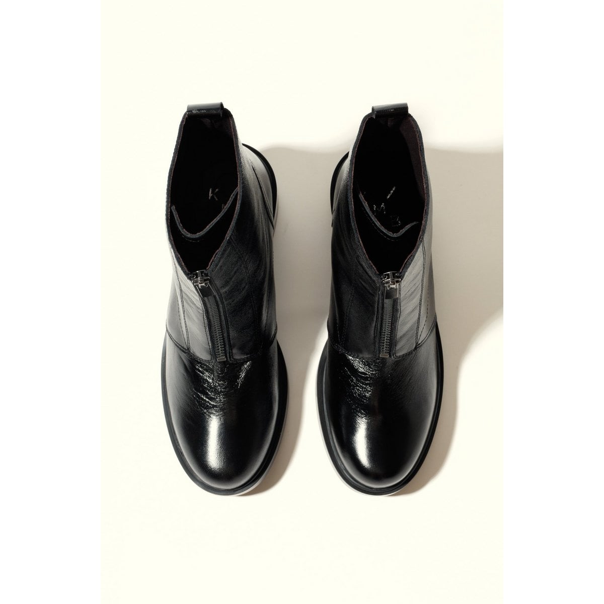 NOELIA BLACK – Stiefeletten aus rissigem Leder mit Frontreißverschluss