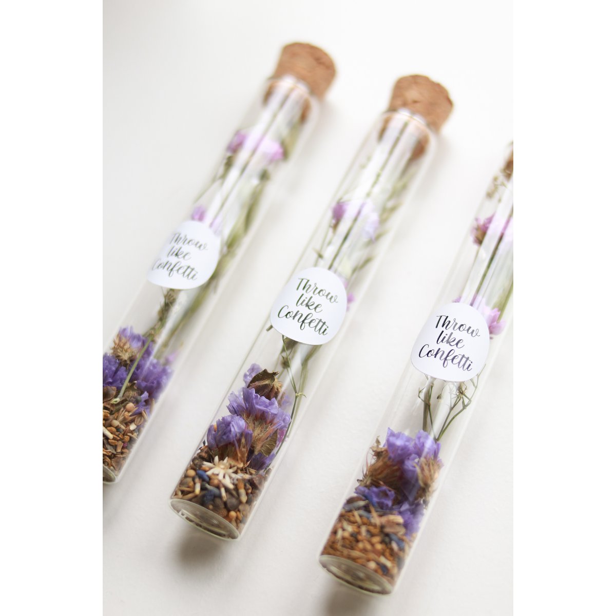 Droogbloemen Statice + bloemzaadjes in een fles met sticker