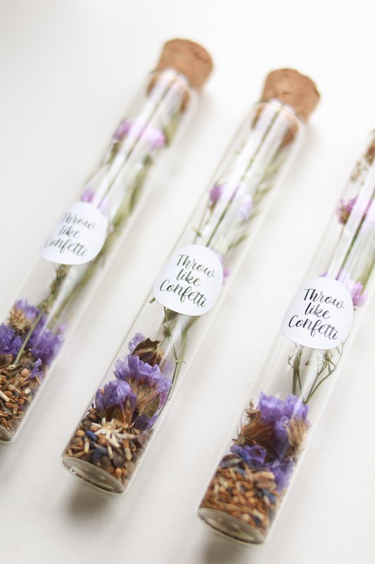 Trockenblumen Statice + Blumensamen in einer Flasche mit Aufkleber