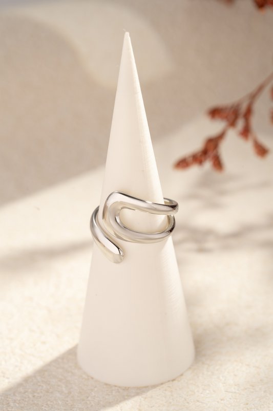 Anillo de plata Curva moderna Minimalista Fluid atemporal escultórica