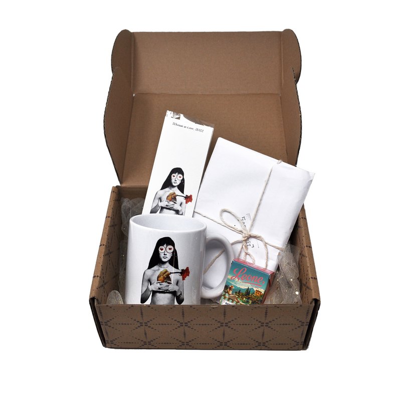 Donna innamorata – Confezione regalo con tazza di design – Collezione Collage artistico