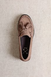 VINCI TAUPE – Mocassins en Daim à Franges et Pompons