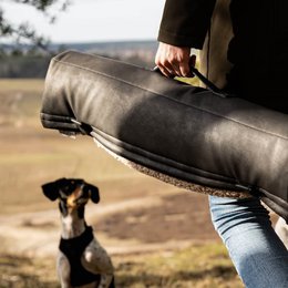 Reisematte Travel Mat Saddle graphit mit Kunstfelldecke Teddy plüsch taupe
