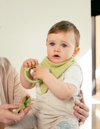 ENSEMBLE DOUDOU + BANDANA + ANNEAU DE DENTITION - MOD. OSO - GRIS ESSENCE