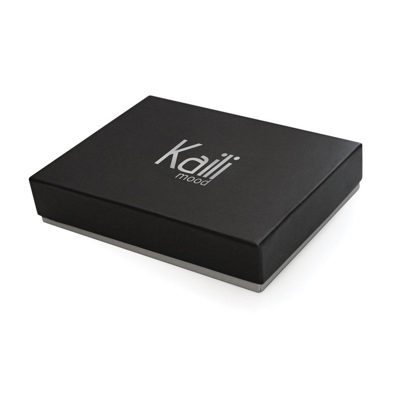 K12204UB | Herrepung i ægte fuldnarvet læder, nøgen. Læder farve. RFID beskyttelse. Mål ved lukket: 12,5 x 9,5 x 2 cm Emballage: Bund/låg gaveæske