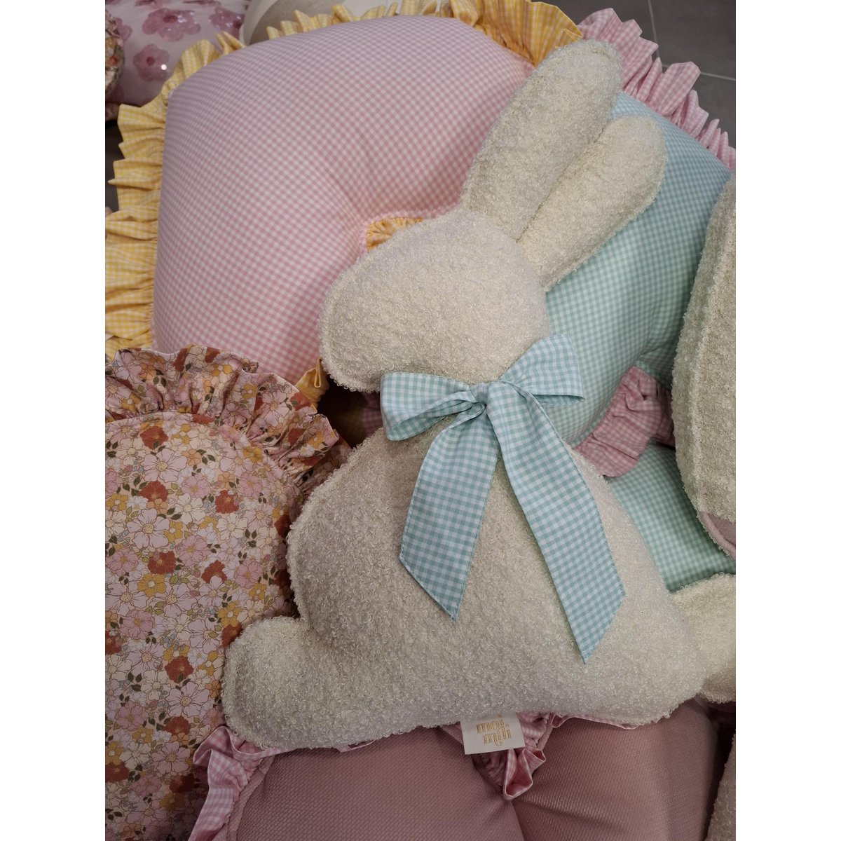 Flauschiges Bouclé-Osterhasenkissen „Mint Bow“