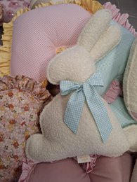 Flauschiges Bouclé-Osterhasenkissen „Mint Bow“
