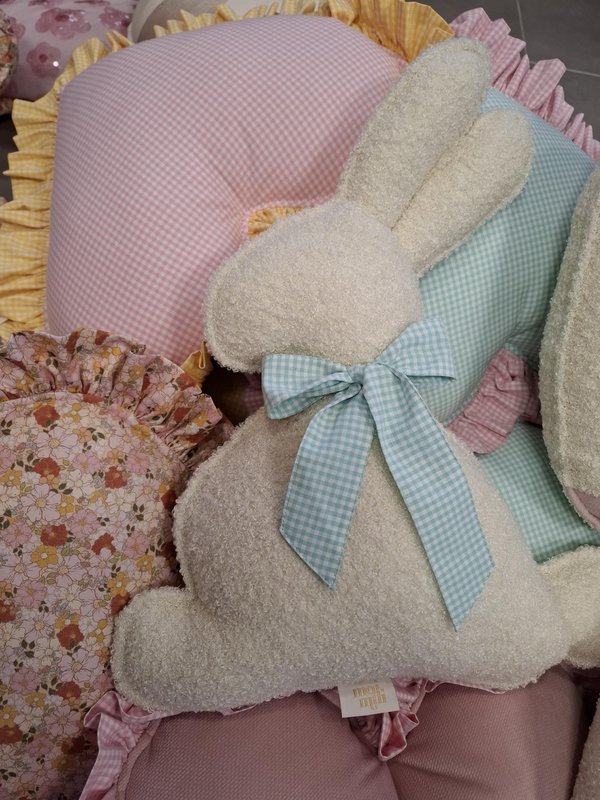 Flauschiges Bouclé-Osterhasenkissen „Mint Bow“