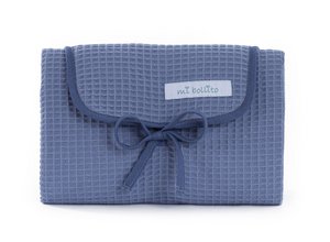 Draagbaar, opvouwbaar en waterdicht babyverschoonmatje. 100% wafelkatoenen stof. Makkelijk op te bergen in de moedertas. Ideaal als kraamcadeau.
