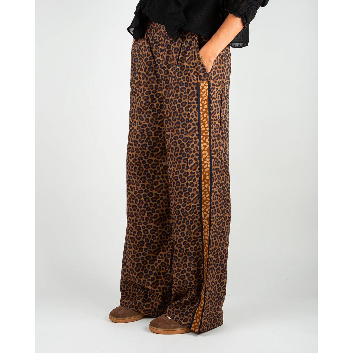 Pantaloni fluidi da donna con stampa leopardata marrone