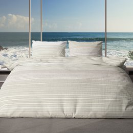  Striped duvet cover in neutral tones, suitable for a coastal or beach-inspired bedroom. Includes details on size variants and material.