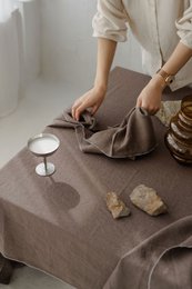 Linned dug med kontrastdetaljer Stone & Cacao Brown -330x145cm