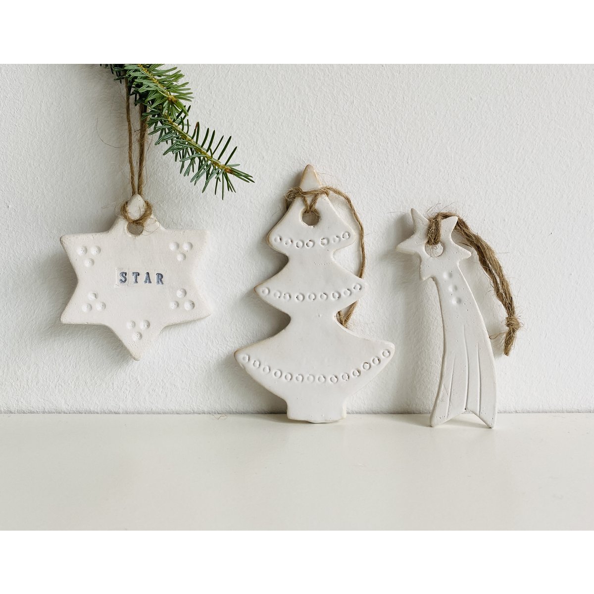 Kerst cadeau: setje witte kerstboomhangers van keramiek