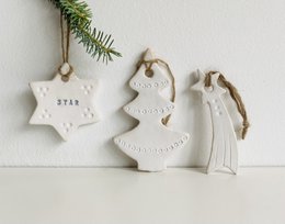 Kerst cadeau: setje witte kerstboomhangers van keramiek
