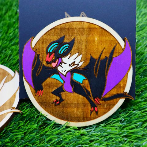 Hölzerne farbenfrohe Pokémon -Untersetzer, Noivern, Geek Dekor, Nerd Room Anime Fan Geschenke Hauswarming