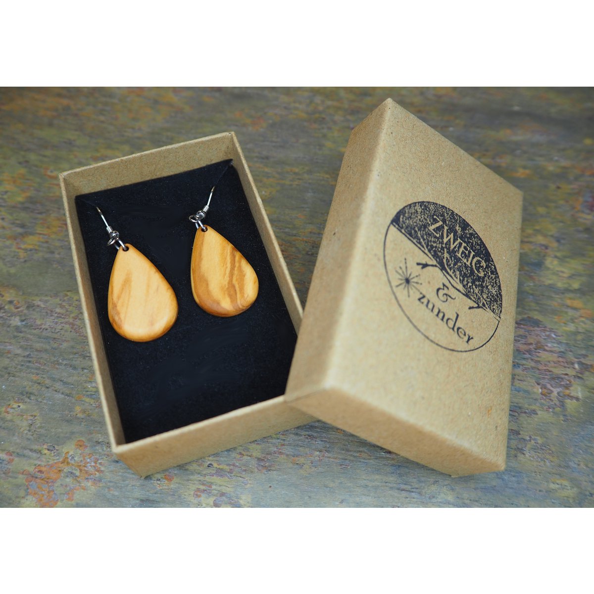 Boucles d'oreilles pendantes en forme de goutte en bois d'olivier remarquablement maîtrisé, très léger, surface huilée mate