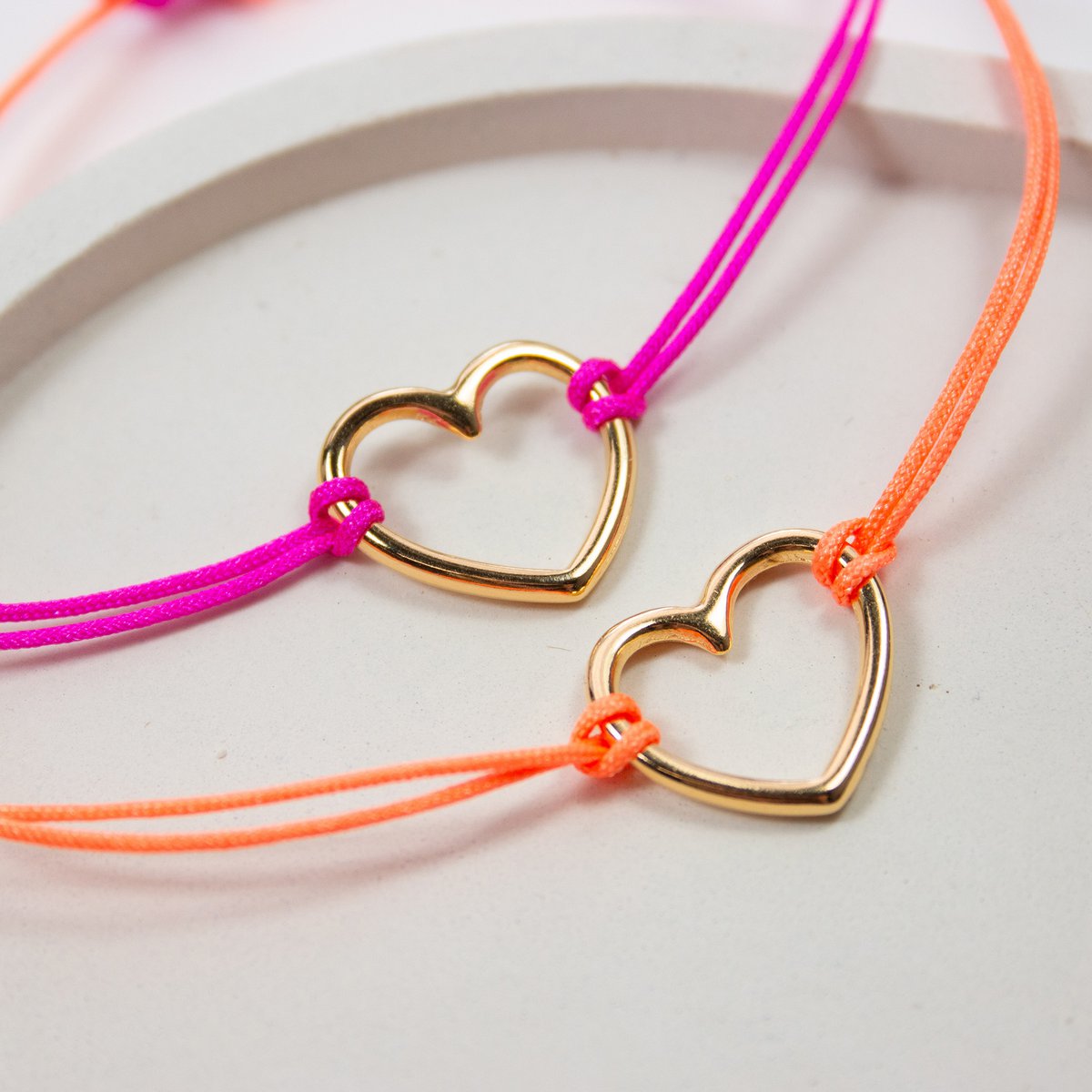 Bracciale su cartoncino - cuore d'oro - amore - pendente placcato oro 24K - macramè - cartoncino riciclato DIN A6