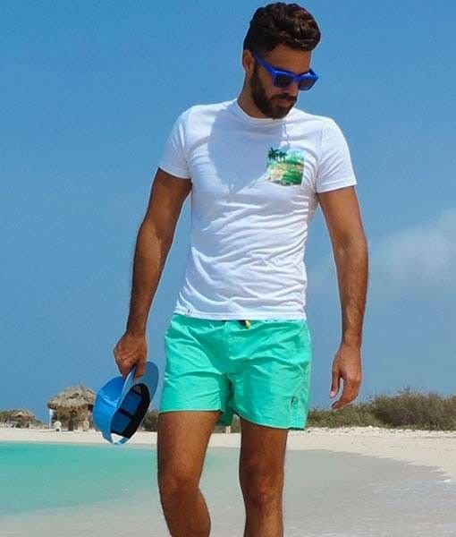 T-shirt blanc avec imprimé sur la poitrine