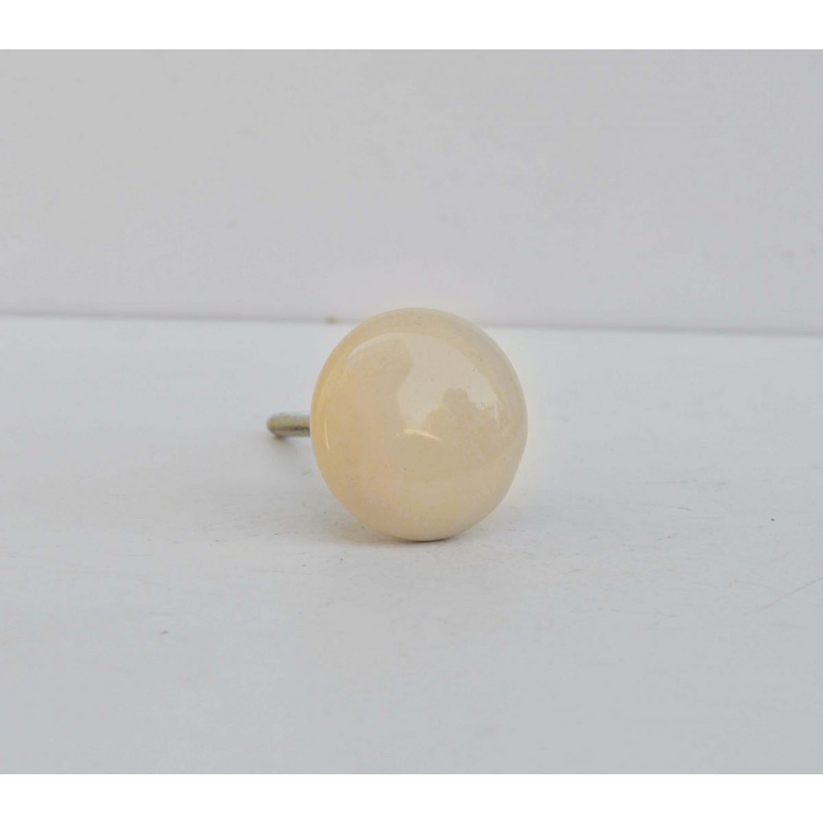 Keramisk knop i cremefarve 2,5x2,5 cm