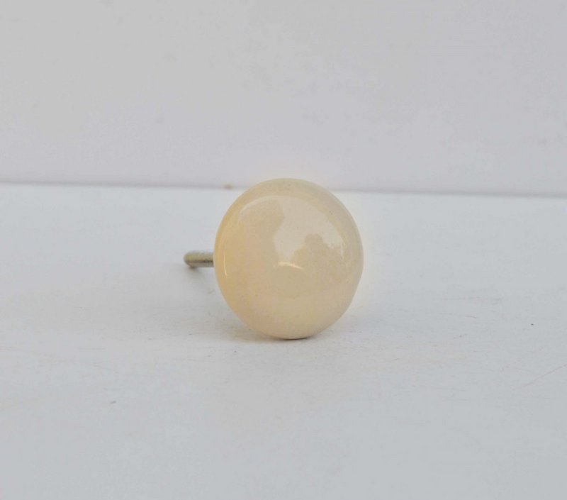 Keramisk knop i cremefarve 2,5x2,5 cm