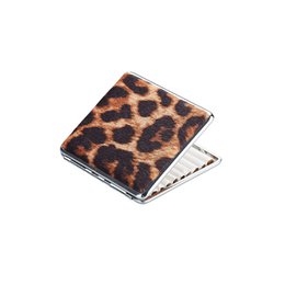 Student mit Leopard- und Zebra -Zigaretten