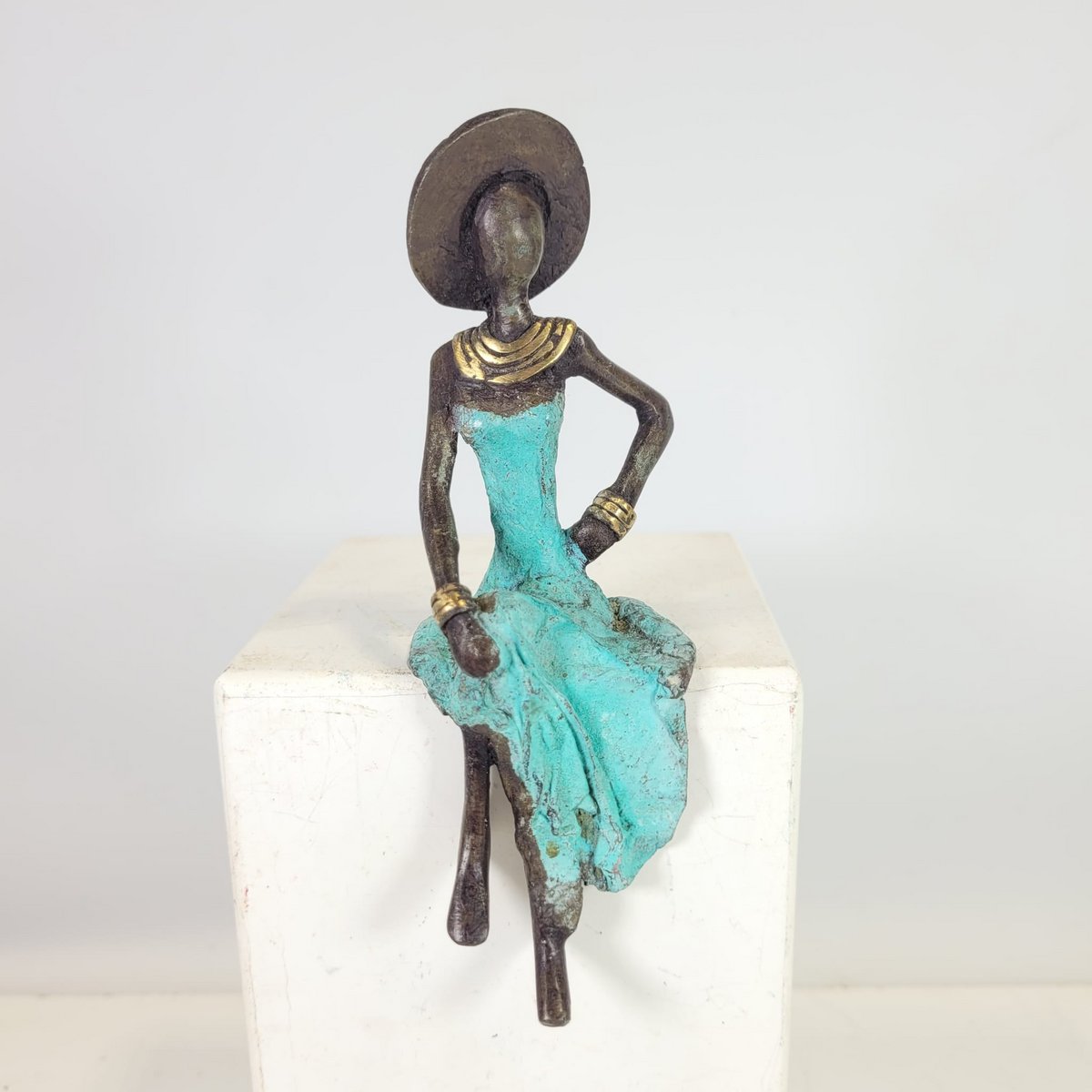 Bronze-Skulptur "Femme assise avec chapeau" by Soré | verschiedene Größen und Farben