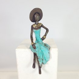 Bronze-Skulptur "Femme assise avec chapeau" by Soré | verschiedene Größen und Farben