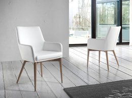 Stoel bekleed met kunstleer met walnootkleurige houten structuur