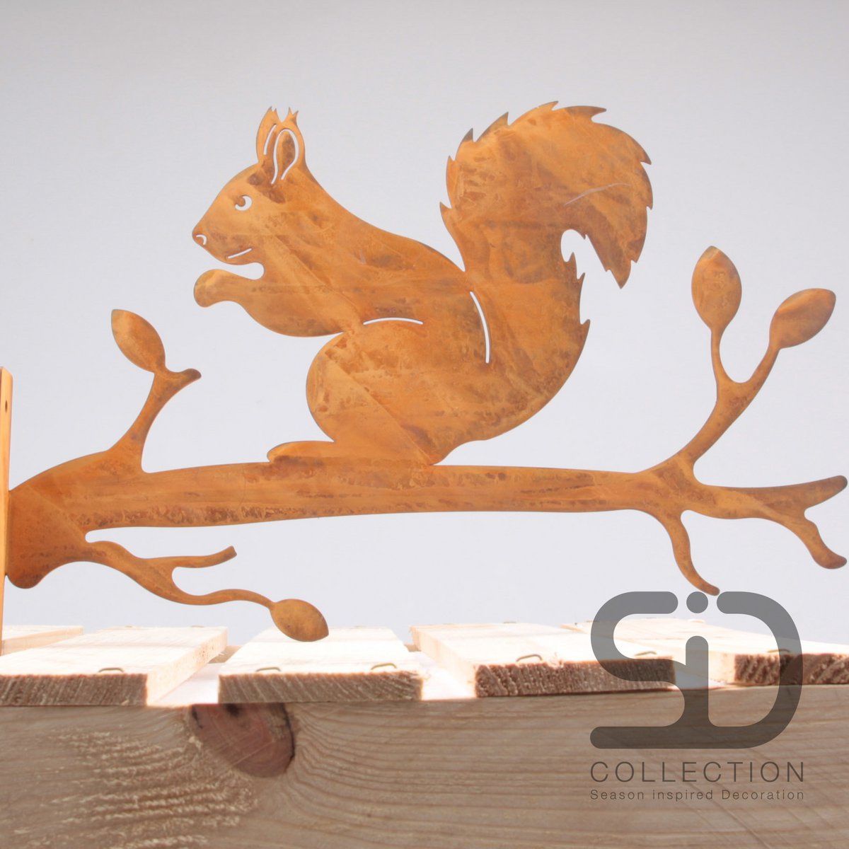 Egern på gren metal 34x33 cm