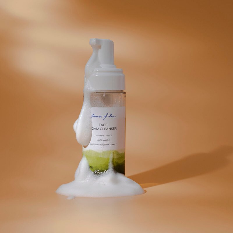 Natural Cleansing Foam - Natuurlijke, veganistische en schone, schoonheidsgecertificeerde huidverzorging uit Scandinavië