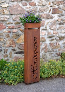 De Bregenz-zuil is uitgevoerd in RVS in Cortenstaal-look