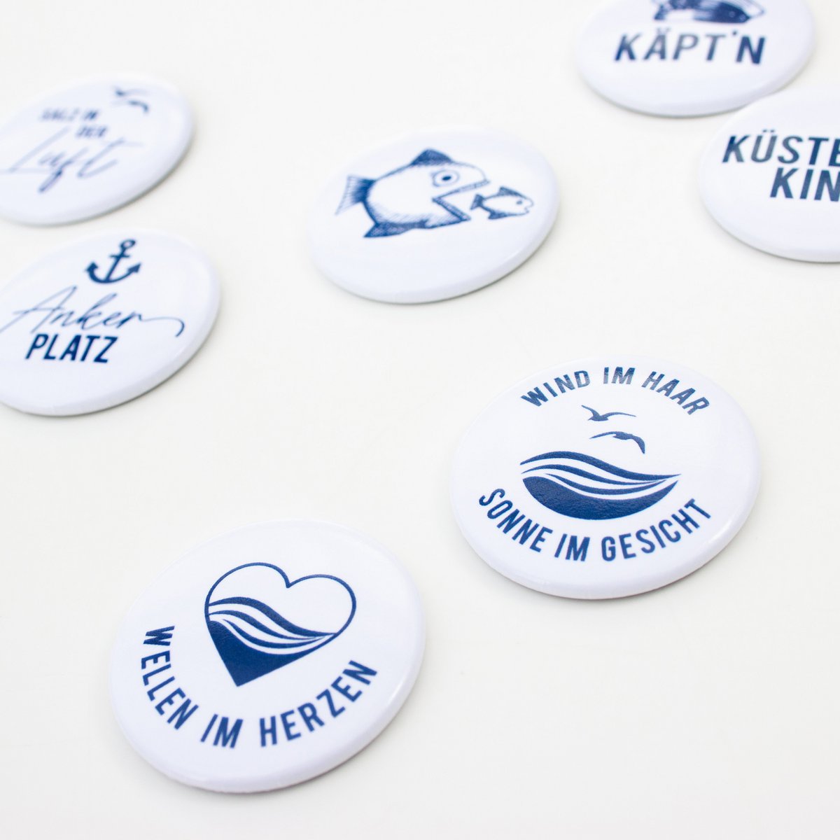 Magneet “Salt in the Air” – Maritieme belettering met meeuwen – Blauw/Wit – Ø 3,7 cm – Koelkast & whiteboard