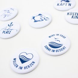 Magneet “Salt in the Air” – Maritieme belettering met meeuwen – Blauw/Wit – Ø 3,7 cm – Koelkast & whiteboard