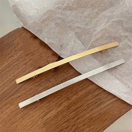Minimalistyczna, jednoliniowa metalowa spinka do włosów