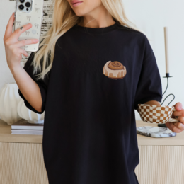 T -KIRTIE CINNMONON SLAIL KANELBULLAR - Organiczny prezent koszulki szwedzkiej szwedzki Fika