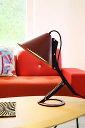 SILENCE Tischlampe aus Upcycling-Leder