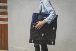 Hulkenbag grande azul medianoche con cubierta construida
