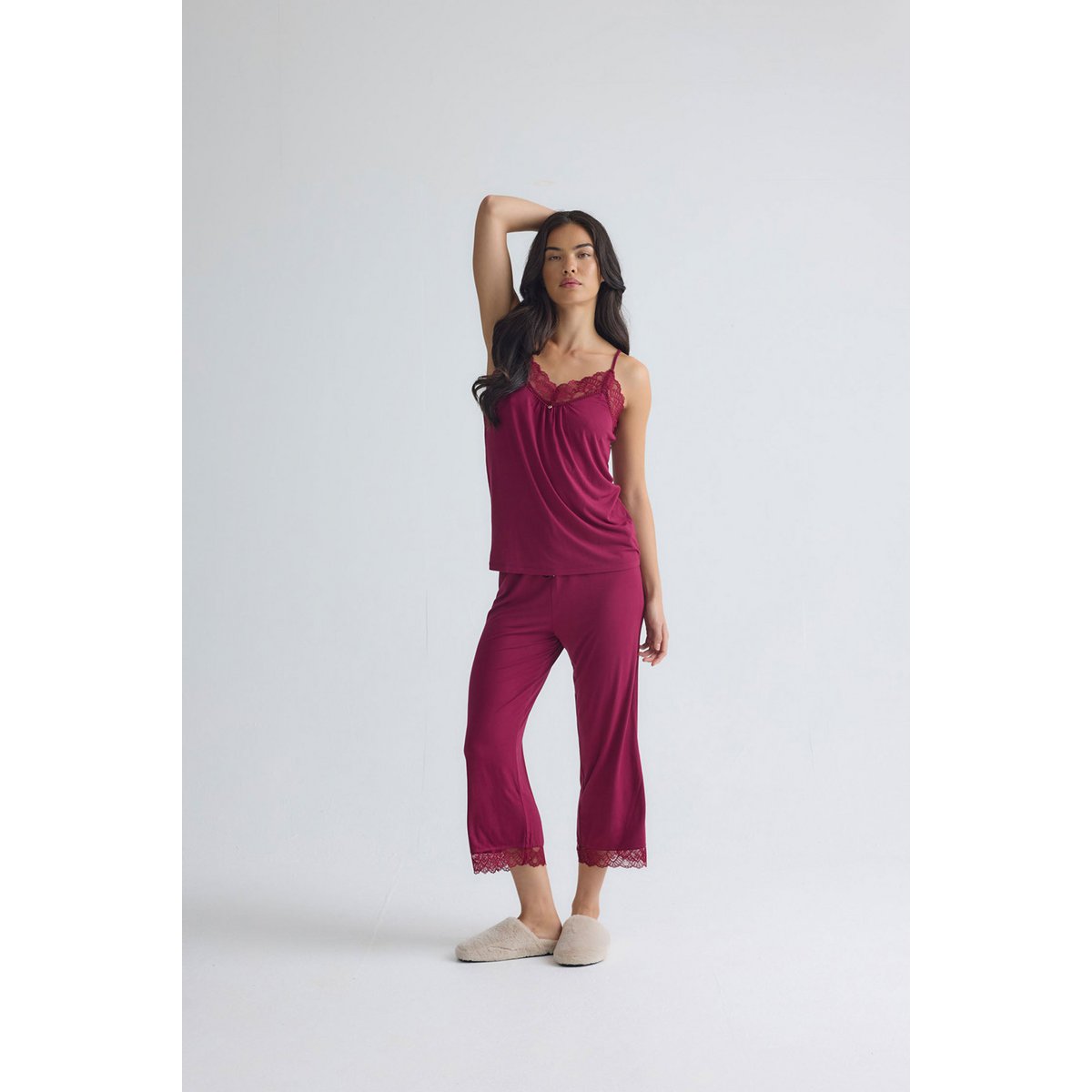 Bamboe kanten cami cropped broekpyjamaset in bordeaux