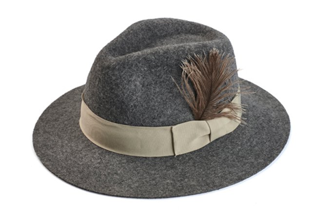 Sombrero fedora gris con pluma