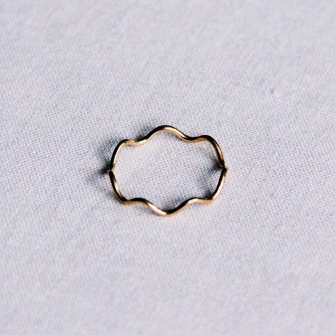 Minimalistischer Wellenring aus rostfreiem Stahl - Gold