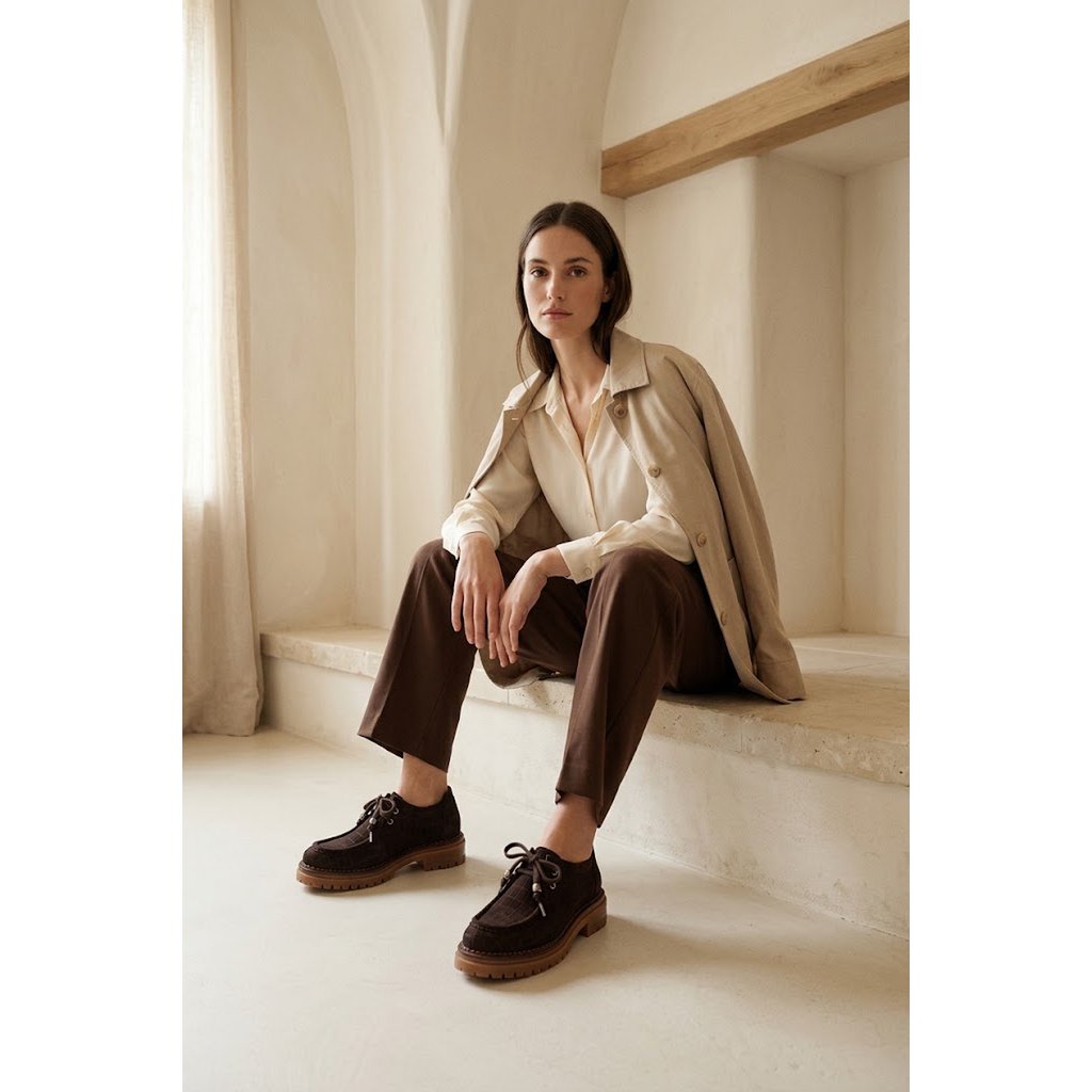 ODDA BEADS CHOCOLADE – Suède Wallabees met veters van harskralen en dikke zool