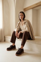 ODDA BEADS CHOCOLADE – Suède Wallabees met veters van harskralen en dikke zool