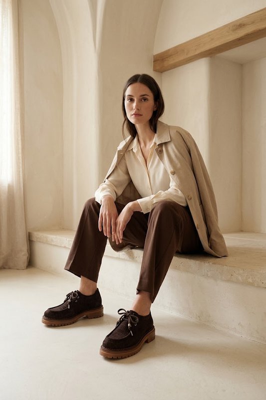 ODDA BEADS CHOCOLADE – Suède Wallabees met veters van harskralen en dikke zool
